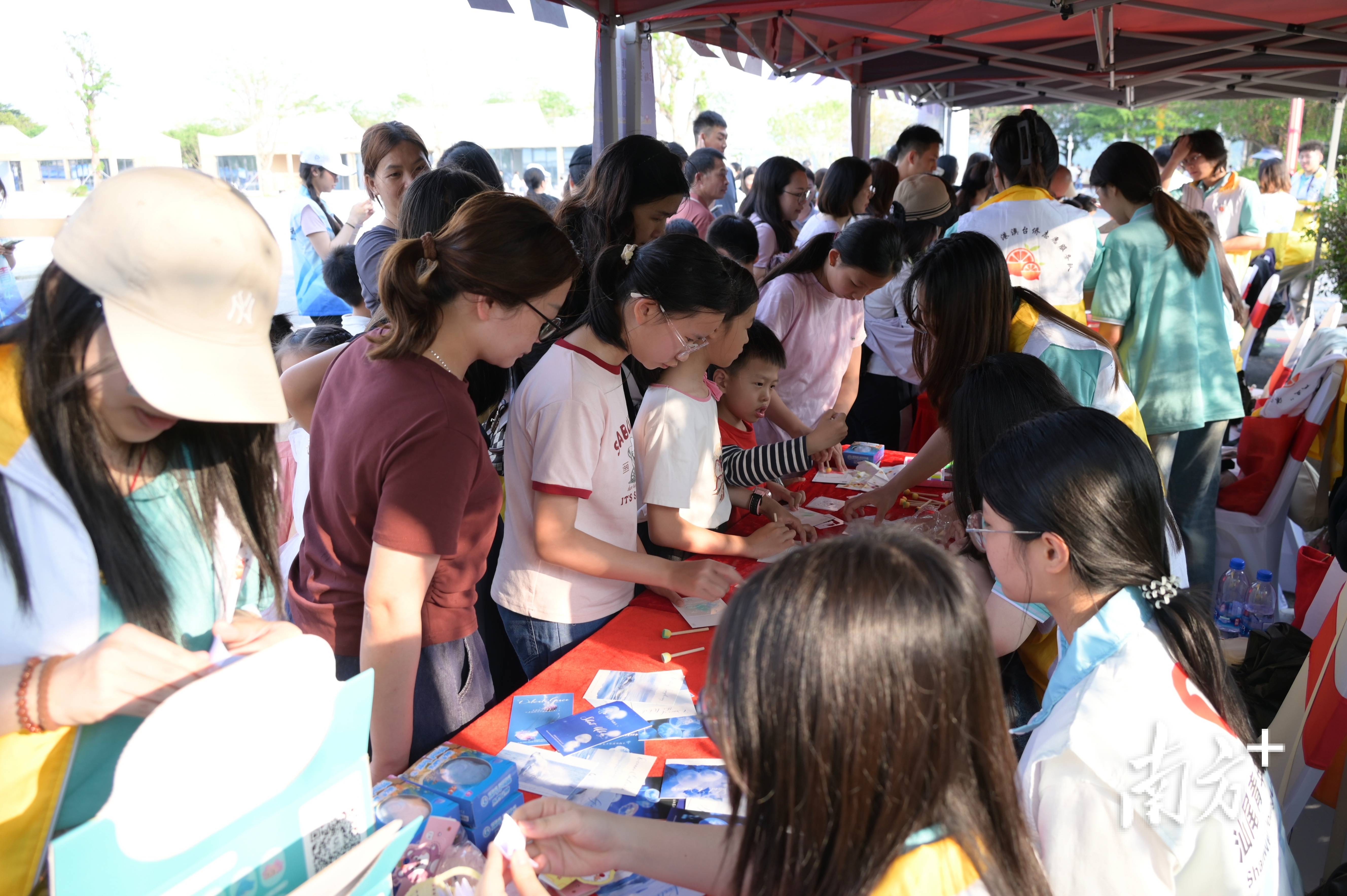 青春陪伴一老一小，汕尾大學生志願者書寫民生溫情