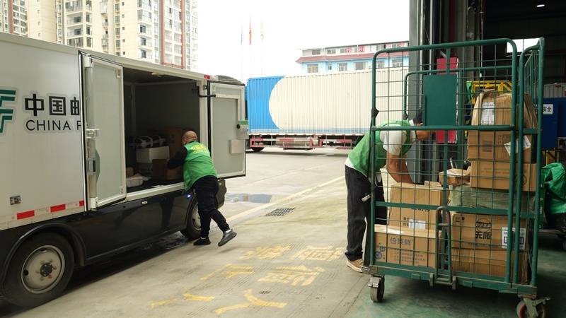 松桃郵政無人快遞車“上崗” 跑出智慧物流“加速度”