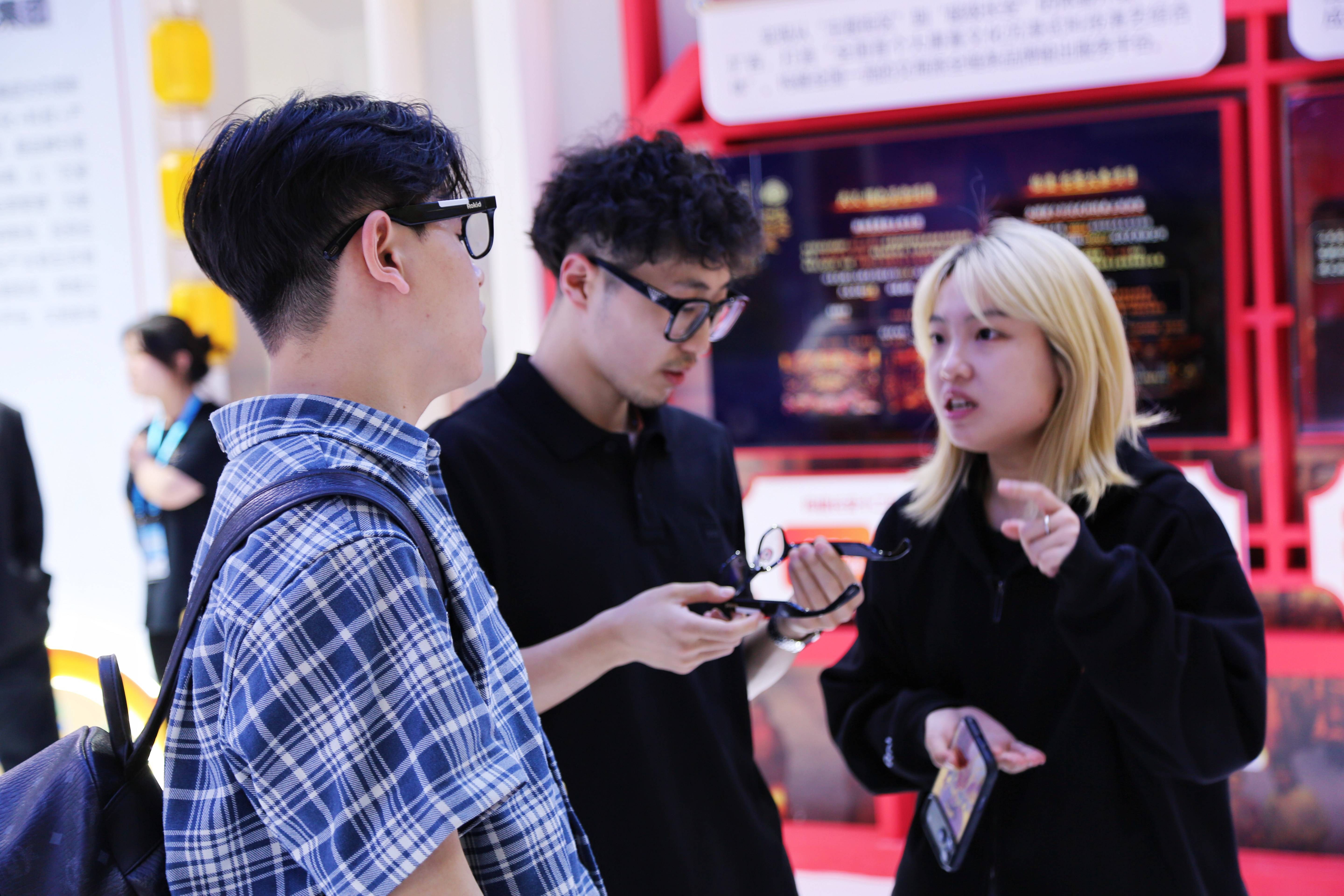 “赳赳大秦AI智譯平臺”首發亮相 戴上AI眼鏡“看”懂大秦