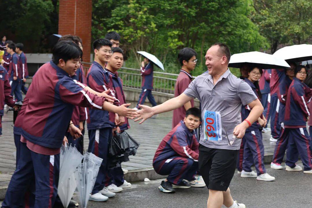綏陽中學舉辦首屆校園5公里迷你馬拉松活動