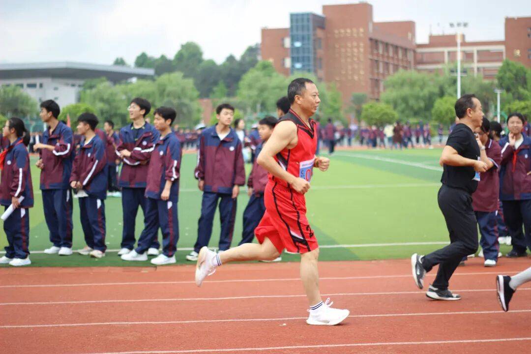 綏陽中學舉辦首屆校園5公里迷你馬拉松活動