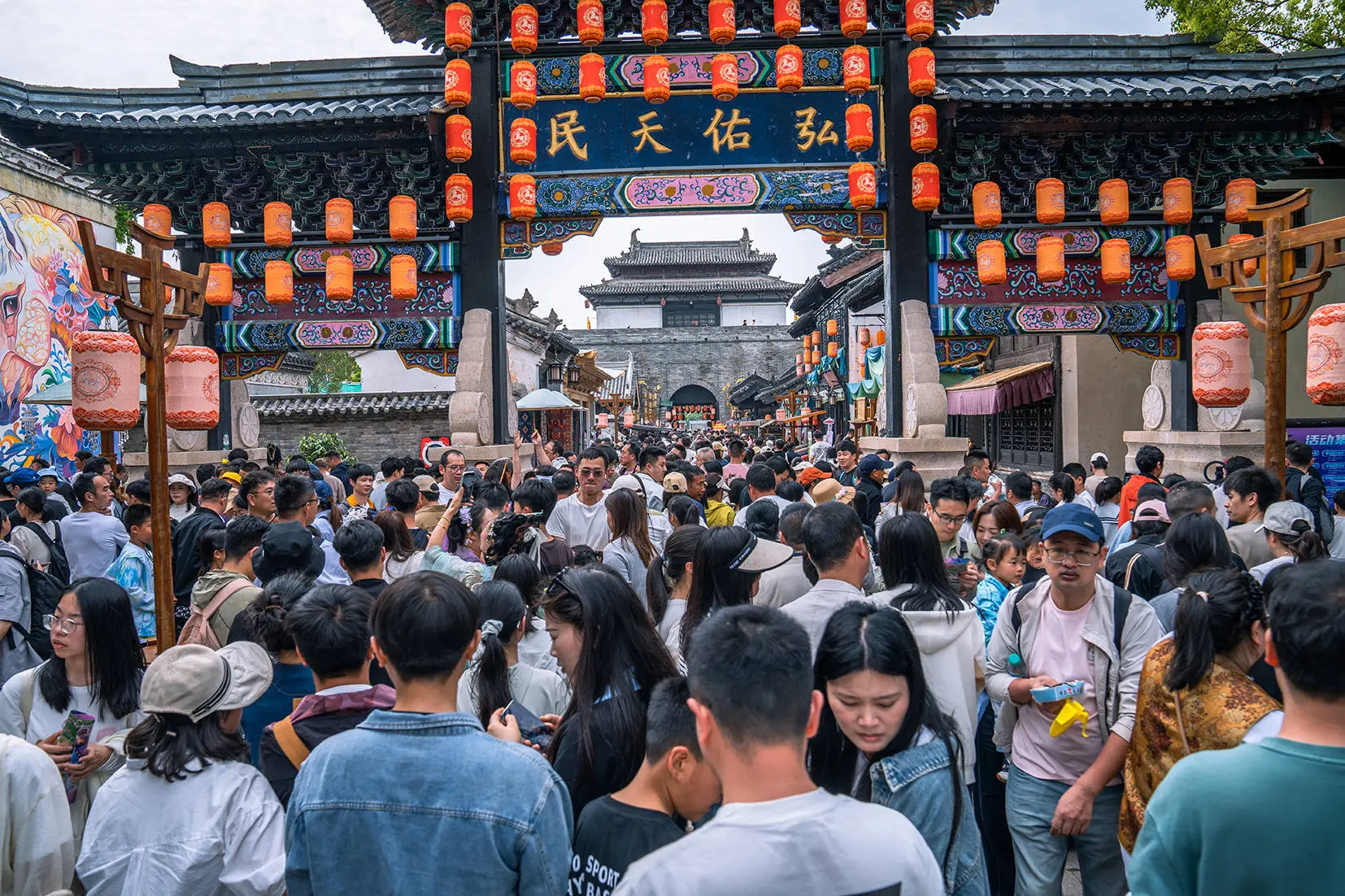 五一象山影視城徹底封神！人潮擠爆景區，終於知道為啥一直這麼火