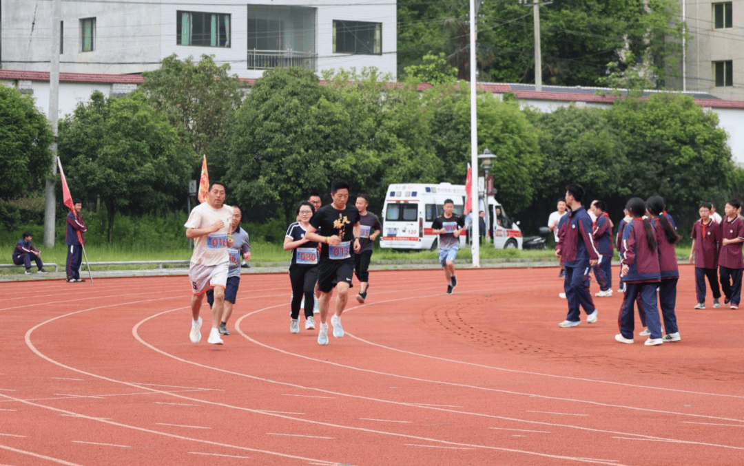 綏陽中學舉辦首屆校園5公里迷你馬拉松活動