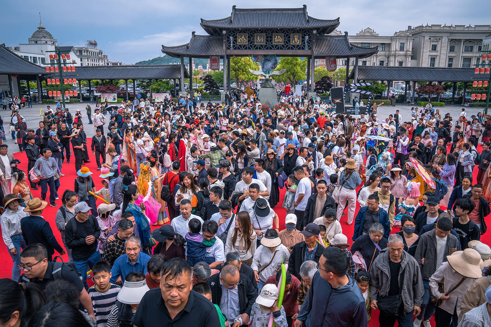 五一象山影視城徹底封神！人潮擠爆景區，終於知道為啥一直這麼火