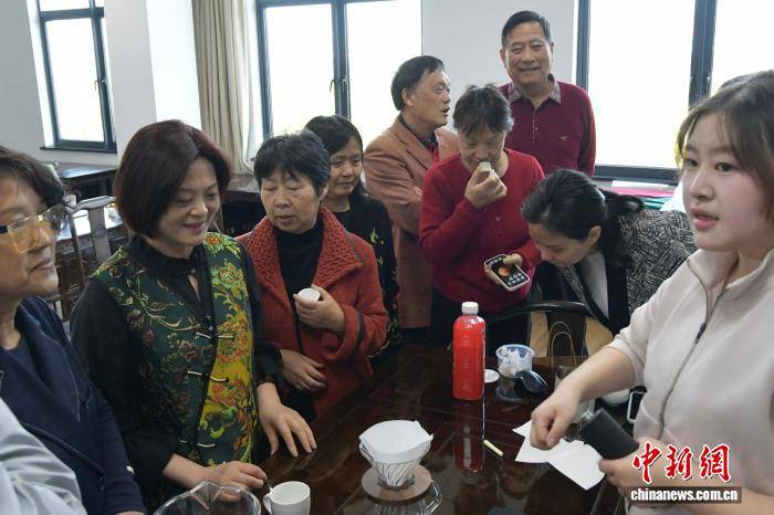 “00後”咖啡師遇見銀髮族：我在老年大學開“潮課”