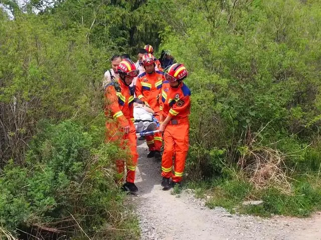 女子登山遊玩扭腳被困，石景山消防快速救援幫助脫險