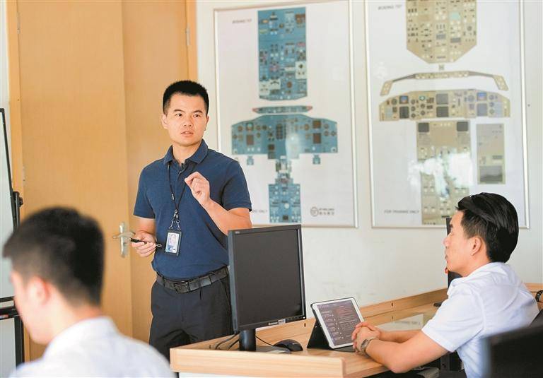 五四青年獎章獲得者汪勤金—— “我是一名‘開著飛機送快遞的小哥’”