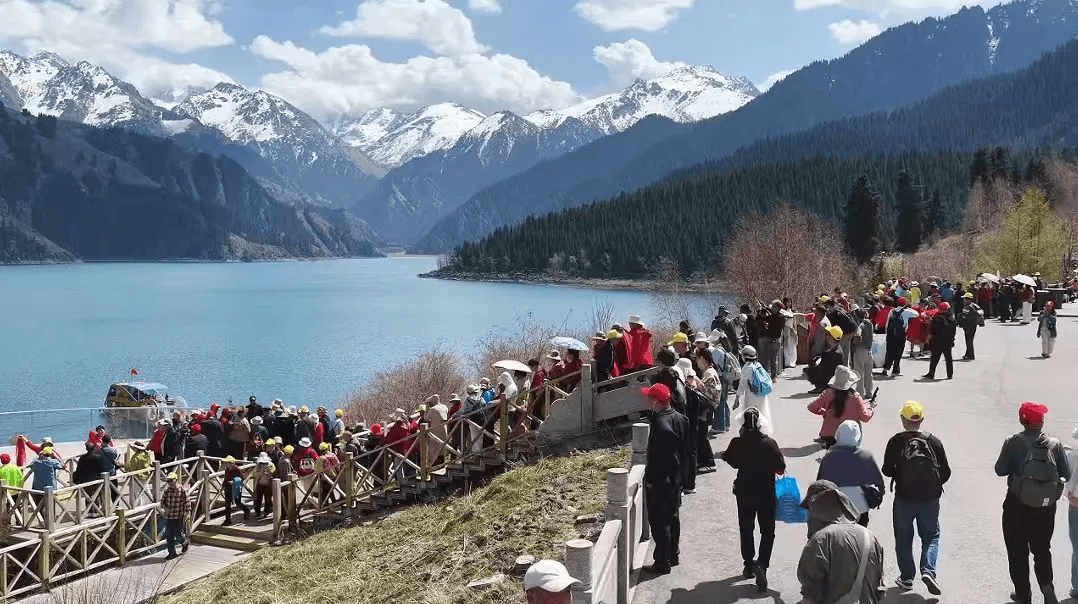 “五一”假期天山天池旅遊熱