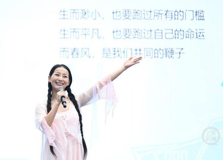 朗誦聲裡共賞雙城詩意！“新韻重慶·成渝詩人詩歌朗誦音樂會”點亮磁器口