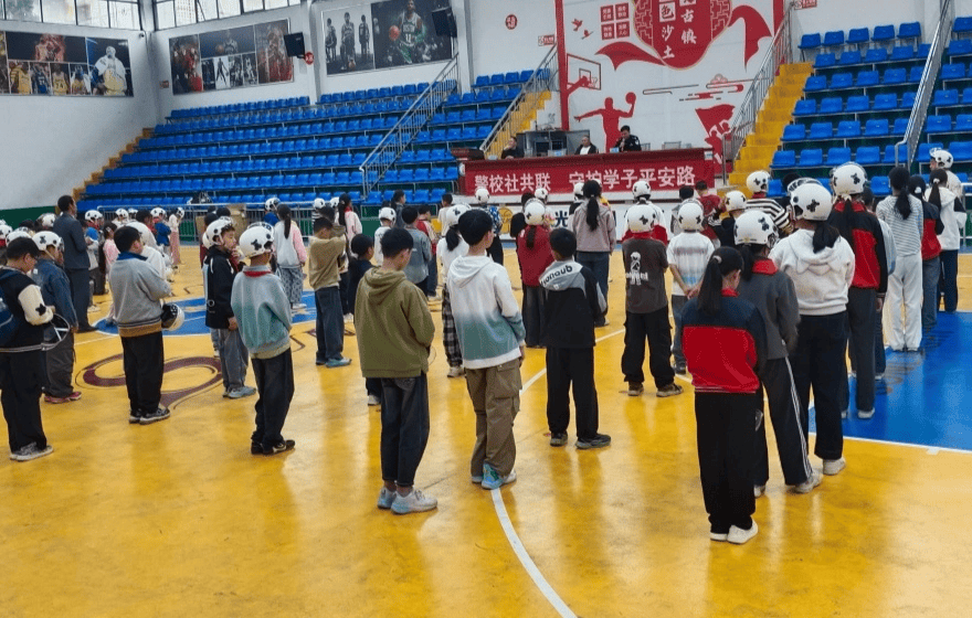 愛心頭盔築平安！金沙縣沙土鎮派出所聯合愛心人士為觀堂小學捐贈安全頭盔