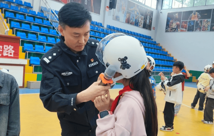 愛心頭盔築平安！金沙縣沙土鎮派出所聯合愛心人士為觀堂小學捐贈安全頭盔