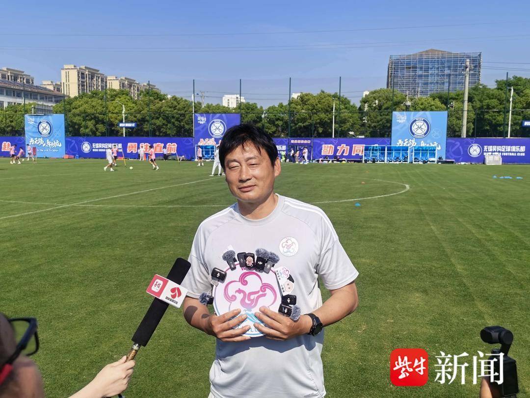影片丨“蘇超”無錫隊加緊備戰間歇，還不忘“帶教”小學生球迷