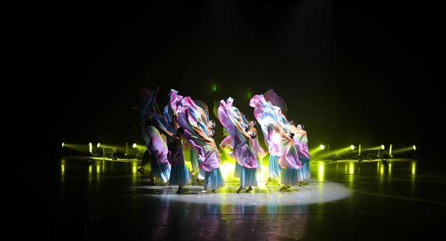 舞韻展芳華！青島大學畢業生舞蹈專場演出彰顯青春活力