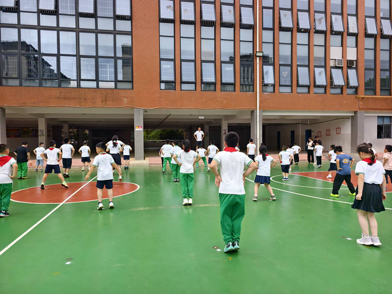 長沙一小學校長帶49名“小胖墩”每天跑步，有學生已減重5斤