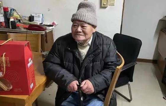 原創2019年，因親戚冷漠，上海八旬老人把300萬房產送樓下水果攤店主