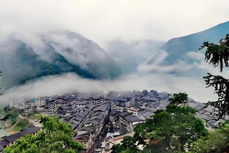 一江碧水映新居！沿河縣思渠鎮水庫移民搬遷後的幸福蝶變