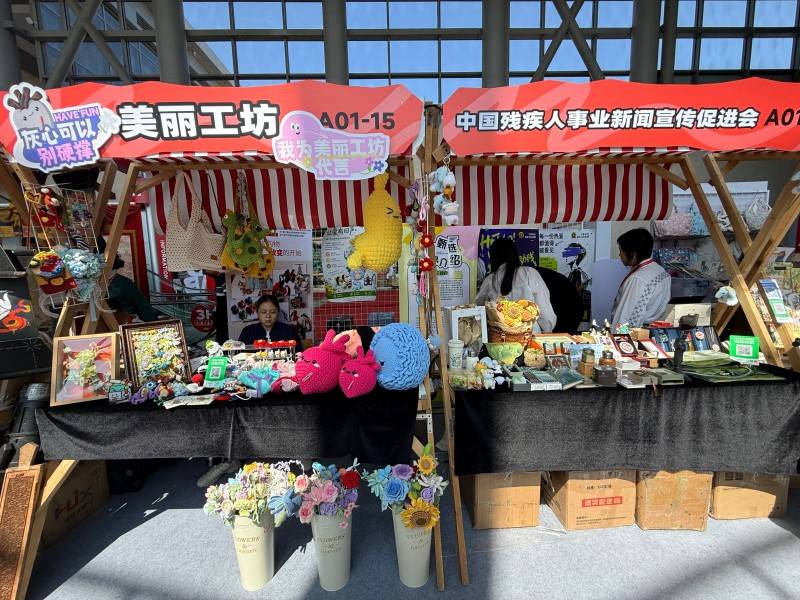 皮影書籤、手工毛筆、刺繡鉤織！殘疾人文創驚豔圖博會，溫柔又有力量