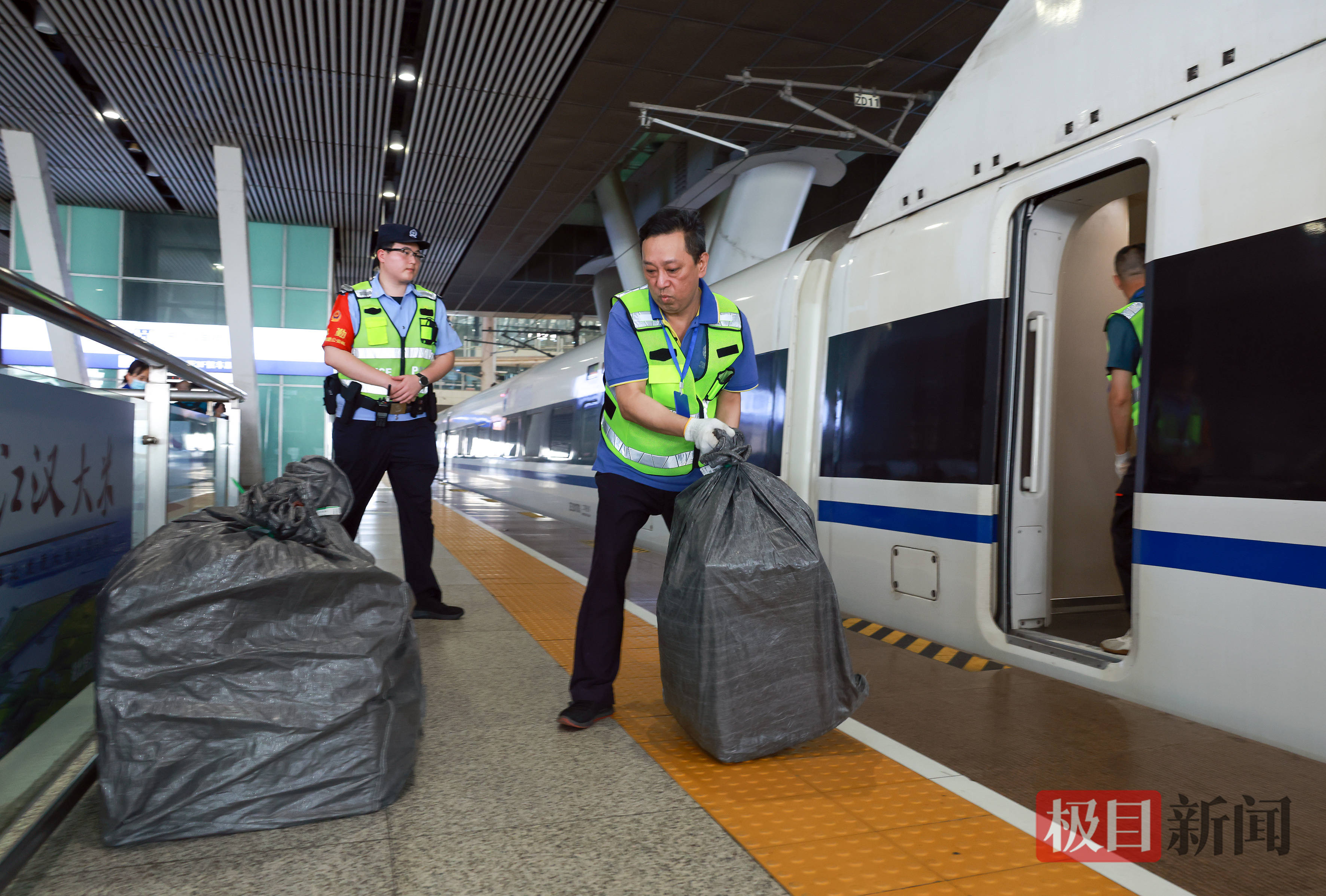 高鐵“快遞小哥”衝刺“618” 鐵路快件派送量迎來峰值