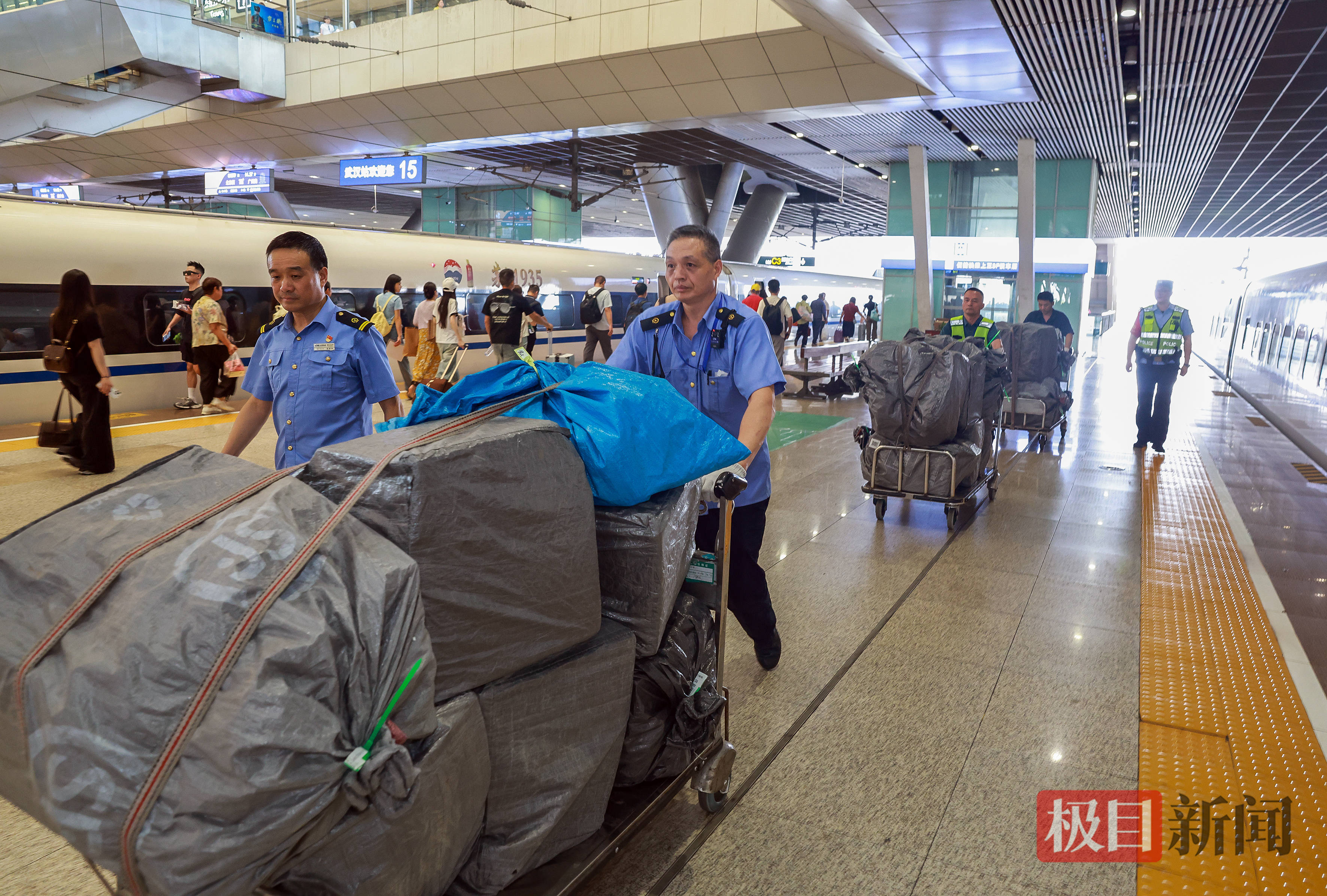 高鐵“快遞小哥”衝刺“618” 鐵路快件派送量迎來峰值