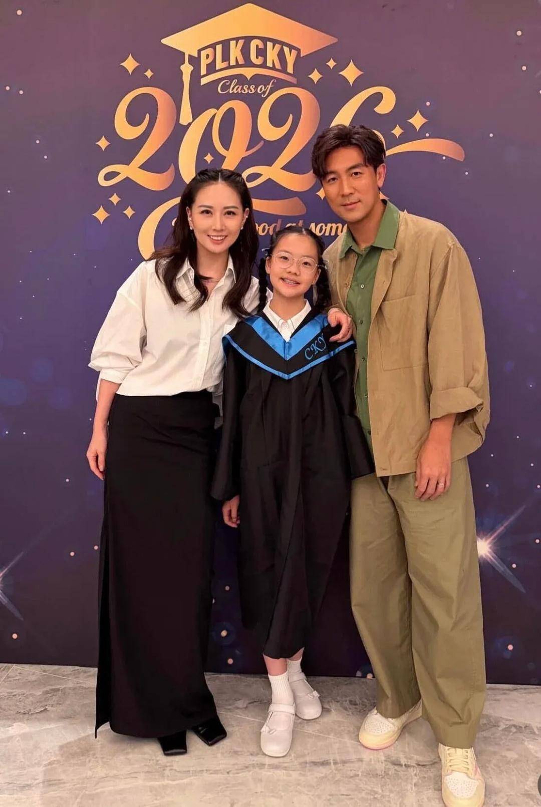 原創TVB視帝大女小學畢業,妻子素顏淡妝出鏡,狀態驚豔不輸一線花旦