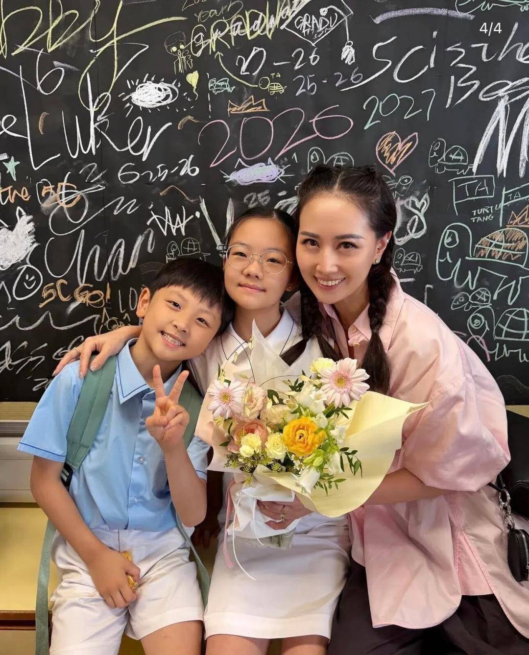 原創TVB視帝大女小學畢業,妻子素顏淡妝出鏡,狀態驚豔不輸一線花旦