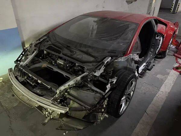 上海一百萬豪車停地庫，車主回國後當場傻眼：被“螞蟻搬家”拆成空殼......