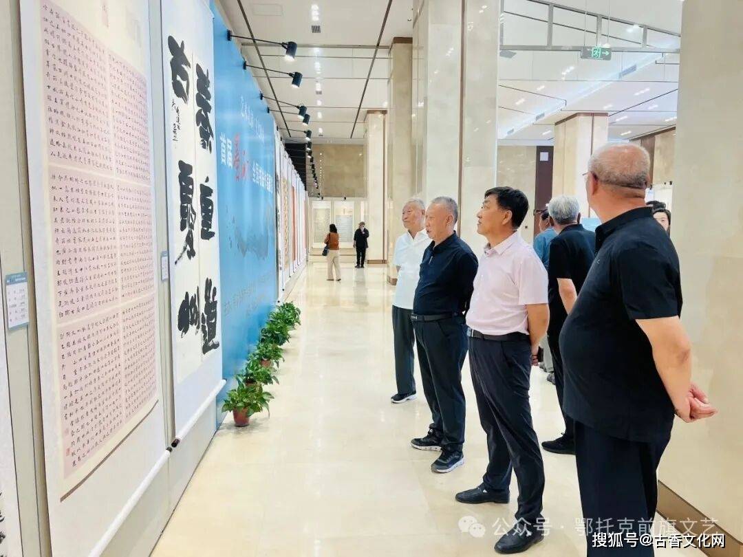 “藝術北疆 文化暖城”首屆“墨海杯”全國書法作品展暨作品集首發儀式在鄂托克前旗盛大啟幕