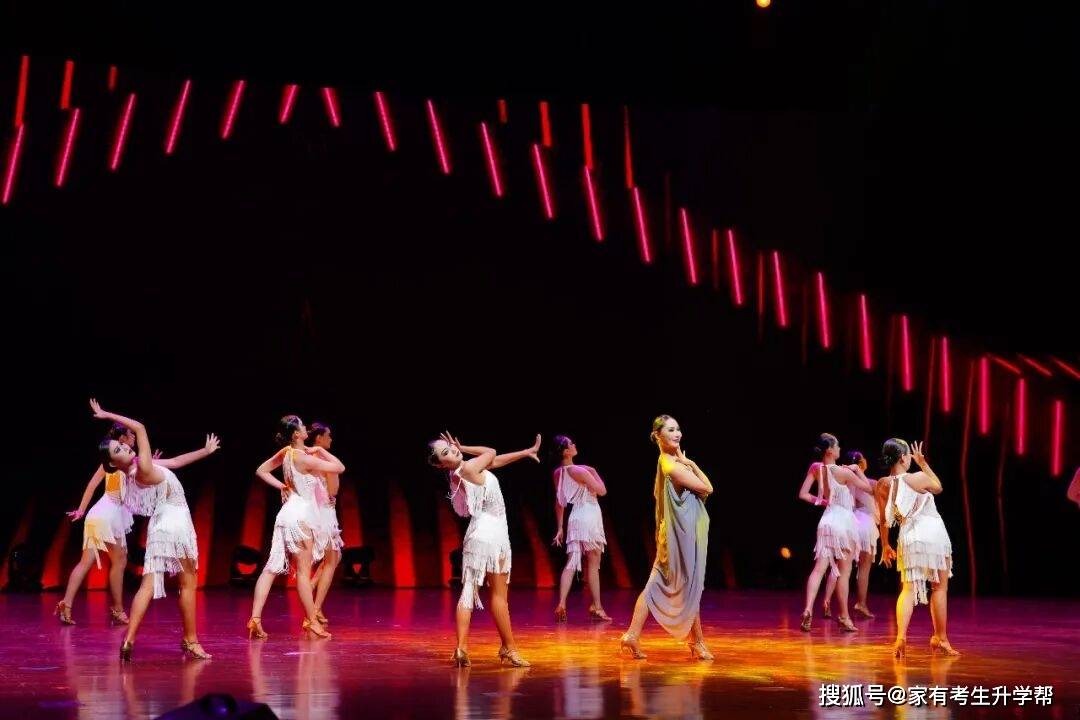 青春向黨、藝書啟航，鄭州藝書高階中學2026屆畢業晚會紀實