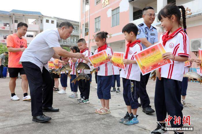 廣西侗鄉一小學期末獎勵“接地氣” 學子喜提豬腳鯉魚