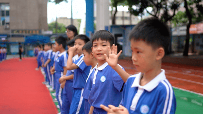 有笑有淚！深圳這所小學1000人合唱《我會等》送別畢業生