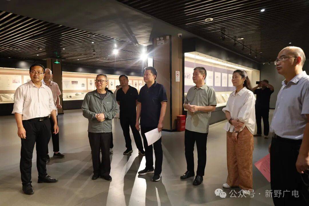 著名書法家、故宮學校校長程同根向新野博物館捐贈157幅書法佳作