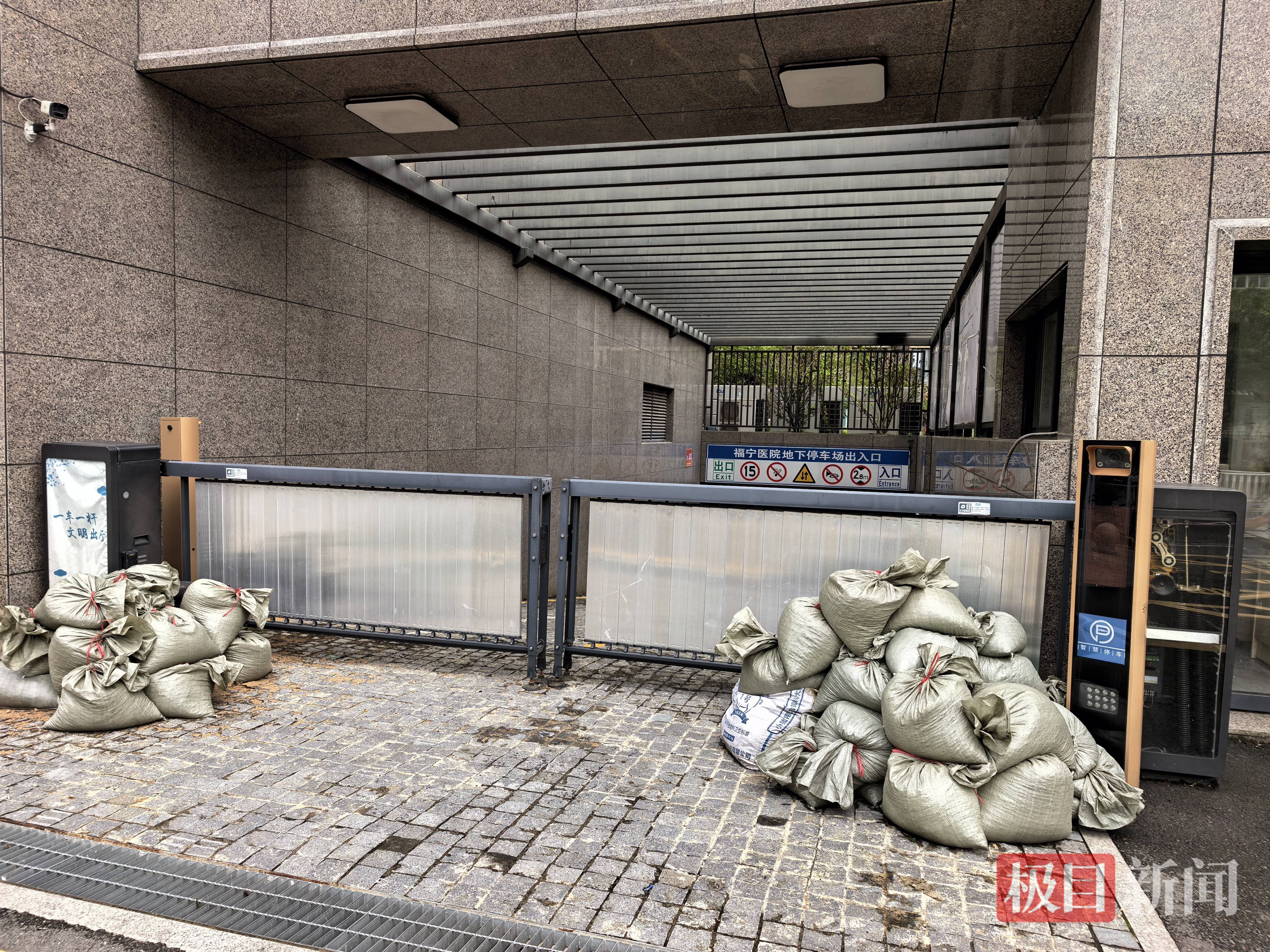 颱風“巴威”凌晨將登陸，福建霞浦沿街商鋪提前閉店，貼膠帶打鋼釘固定門窗