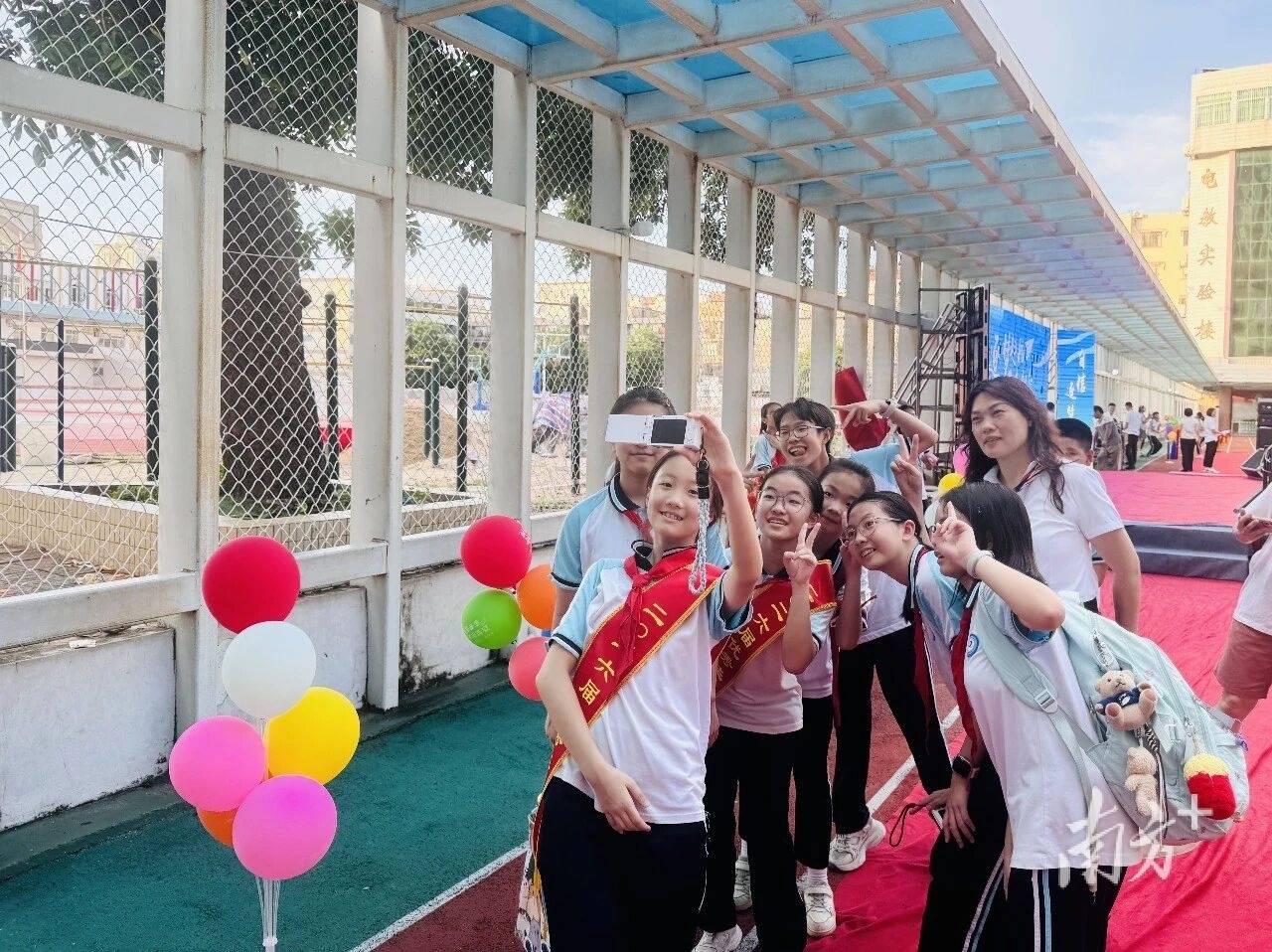 汕尾市城區新港街道中心小學舉辦首屆“領航少年”表彰儀式暨畢業典禮