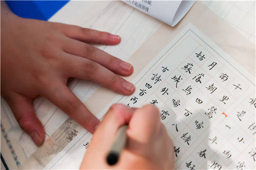“英雄杯”第三屆中國鋼筆書法青少年大賽在滬舉行，300餘名少年同臺競技