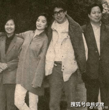 原創老照片：林青霞聲名鵲起，姐姐只是河南小學教師，1990年姐妹倆在長春相見，相擁而泣