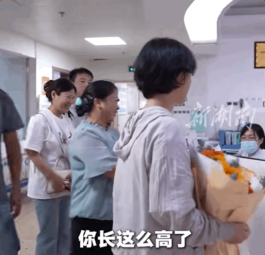 “這個姐姐以前也在這裡治白血病，如今她考上大學了！”