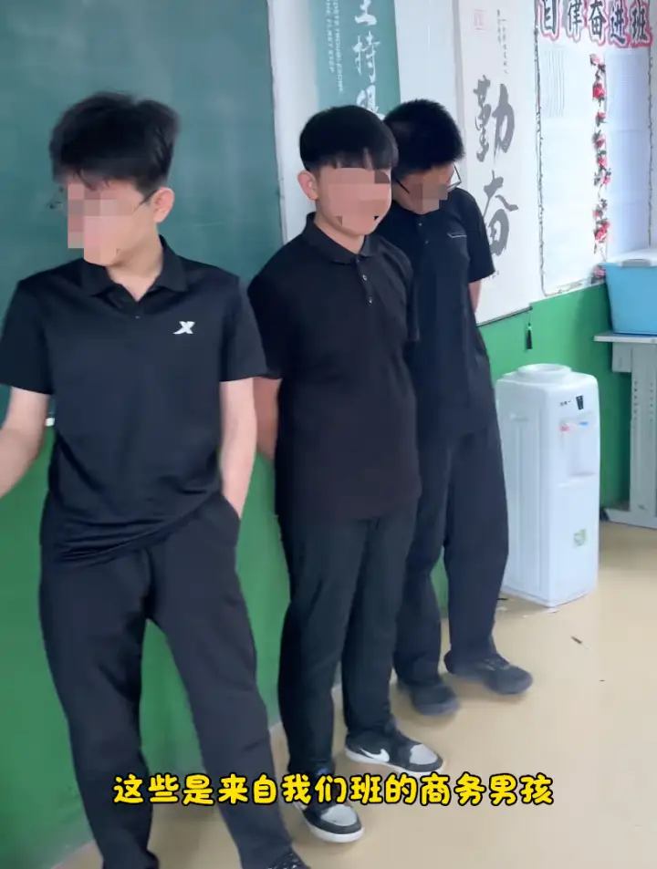 10歲小孩虛歲40，商務風穿搭小學生之中的權利遊戲